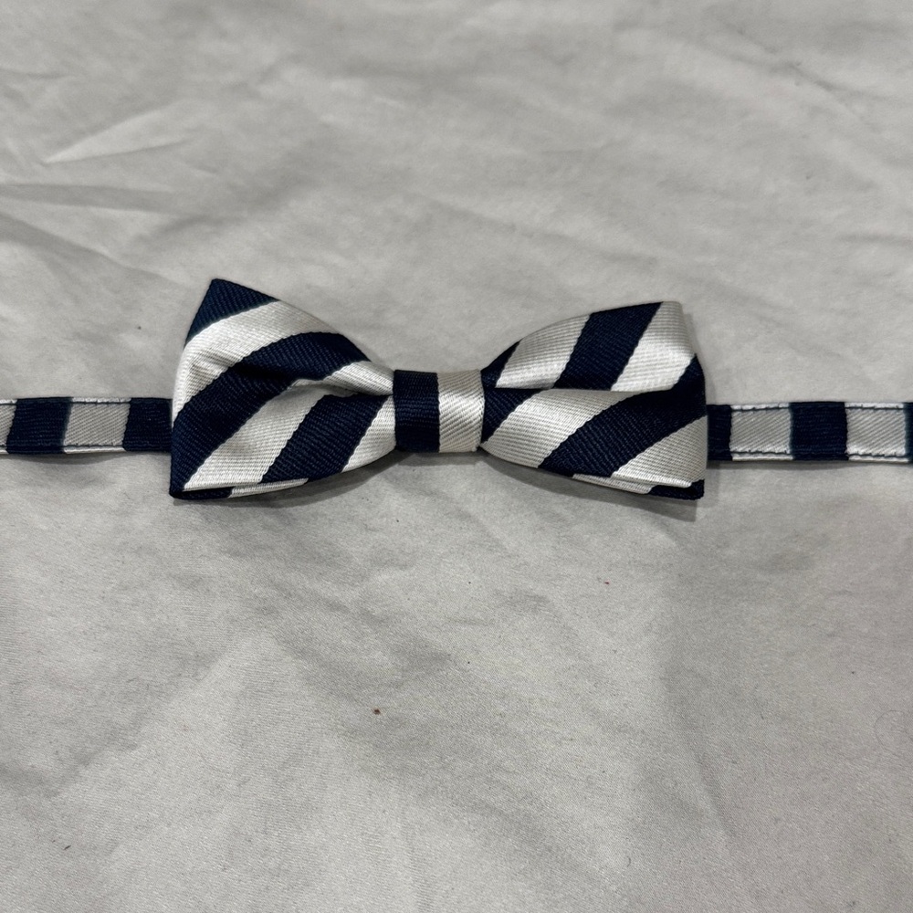 BRAND NEW WITH TAGS JANIE AND JACK Striped Navy and Silver Bow Tie